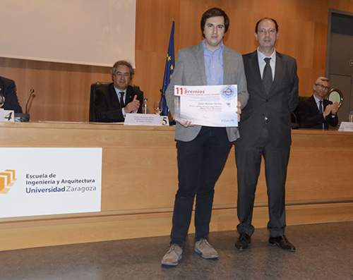 Javier Remon Nunez with his thesis prize.
